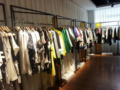 以卓越產(chǎn)品與暖心服務(wù)，贏得服裝鞋帽零售市場(chǎng)